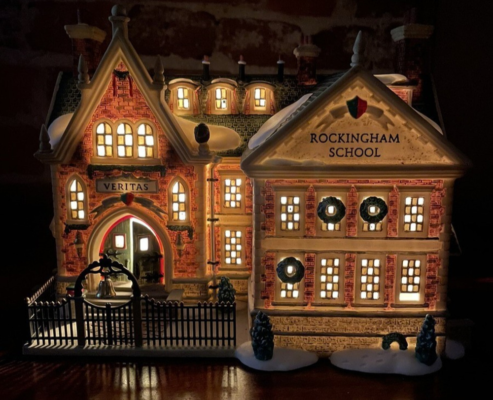 Department 56 Rockingham School Dickens Village Series 58479 W/box